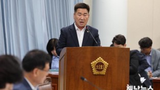 (230423) 김성일 도의원이 기획행정위원회 회의실에서 조례안에 대한 제안설명을 하고 있는 모습.jpg